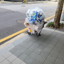 종이팩 모으려고 거리도 살피며 지나가는데