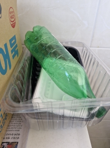 배달 용기를 씻어요. 근데 그래서 파트 눌